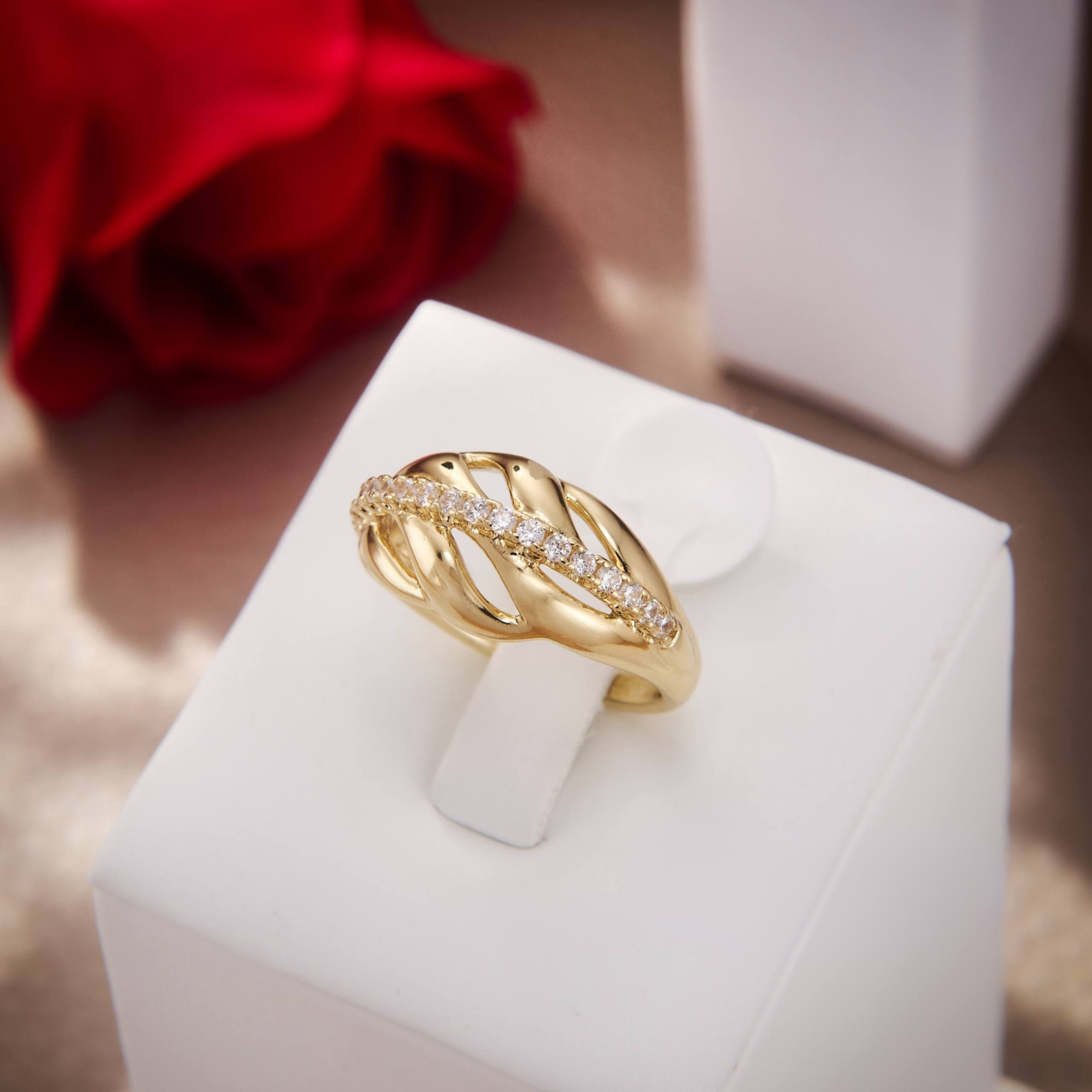 Bague Dorée "Liane Éclatante" – Anneau Ajouré et Ligne de Zircons