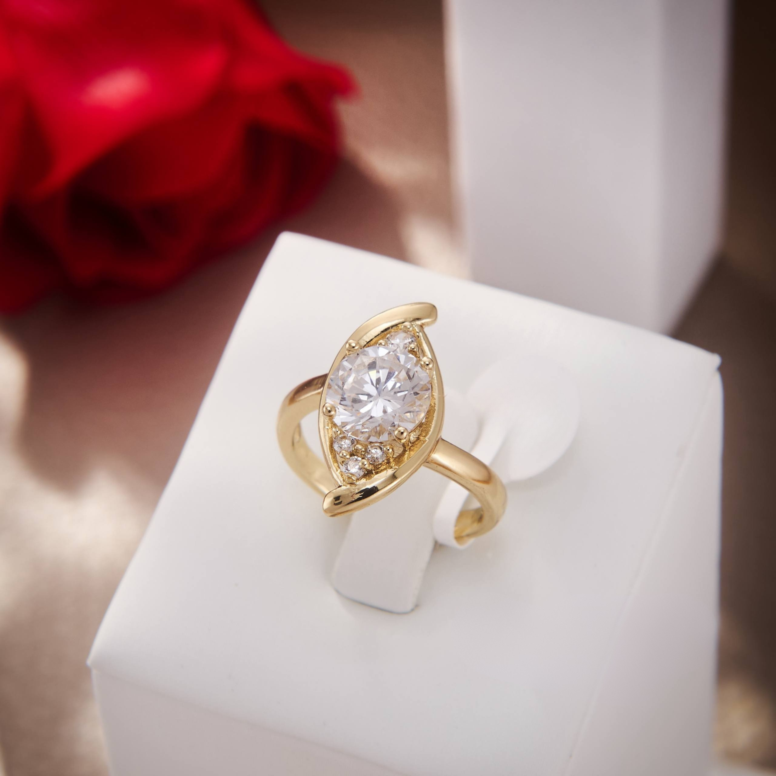 Bague Dorée "Éclat Solaire" – Design Œil de Zircon et Pavé Délicat