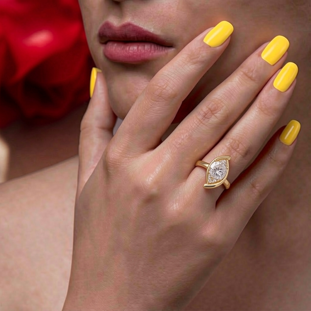 Bague Dorée "Éclat Solaire" – Design Œil de Zircon et Pavé Délicat