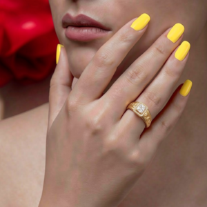 Bague Dorée "Héritage Royal" – Zircon Rectangulaire et Halo Étincelant